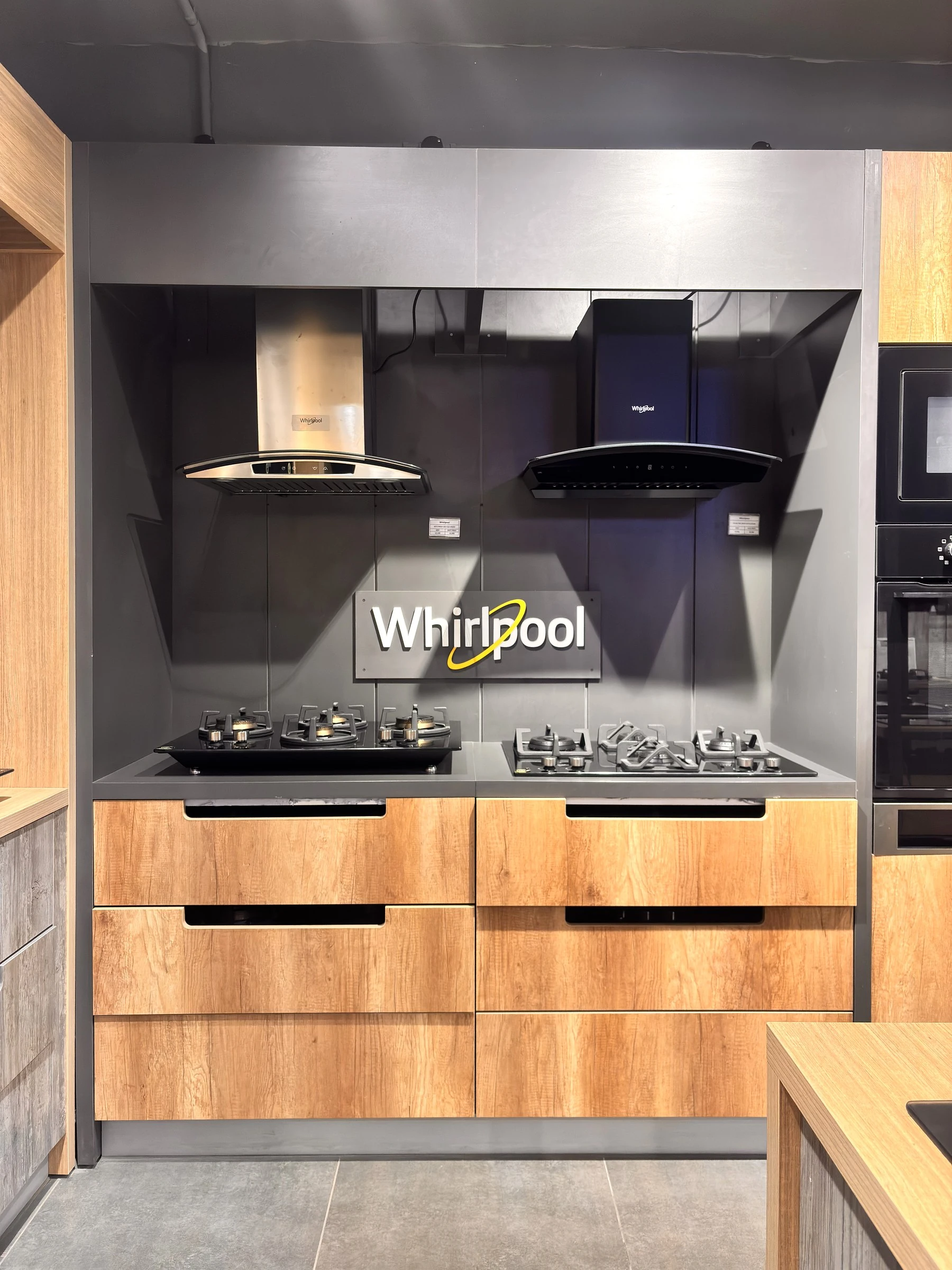 Whirlpool kitchen vignette with chimney, hob and built in appliances