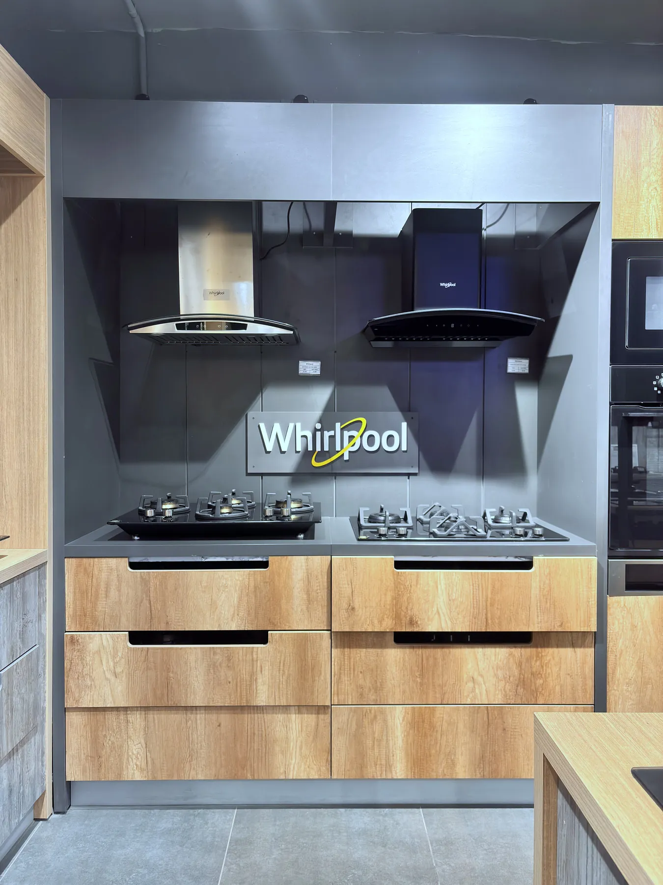 Whirlpool kitchen vignette with wall chimney and gas hob